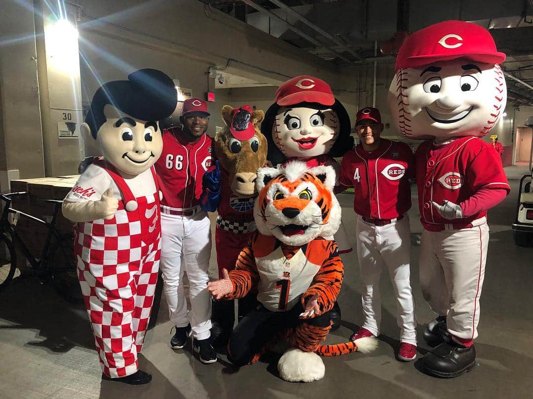 ヤシエル・プイグのインスタグラム：「spending time here with my new friends 👬 #mlb #2019 #cincy #ohio #baseball #red #blue #love」