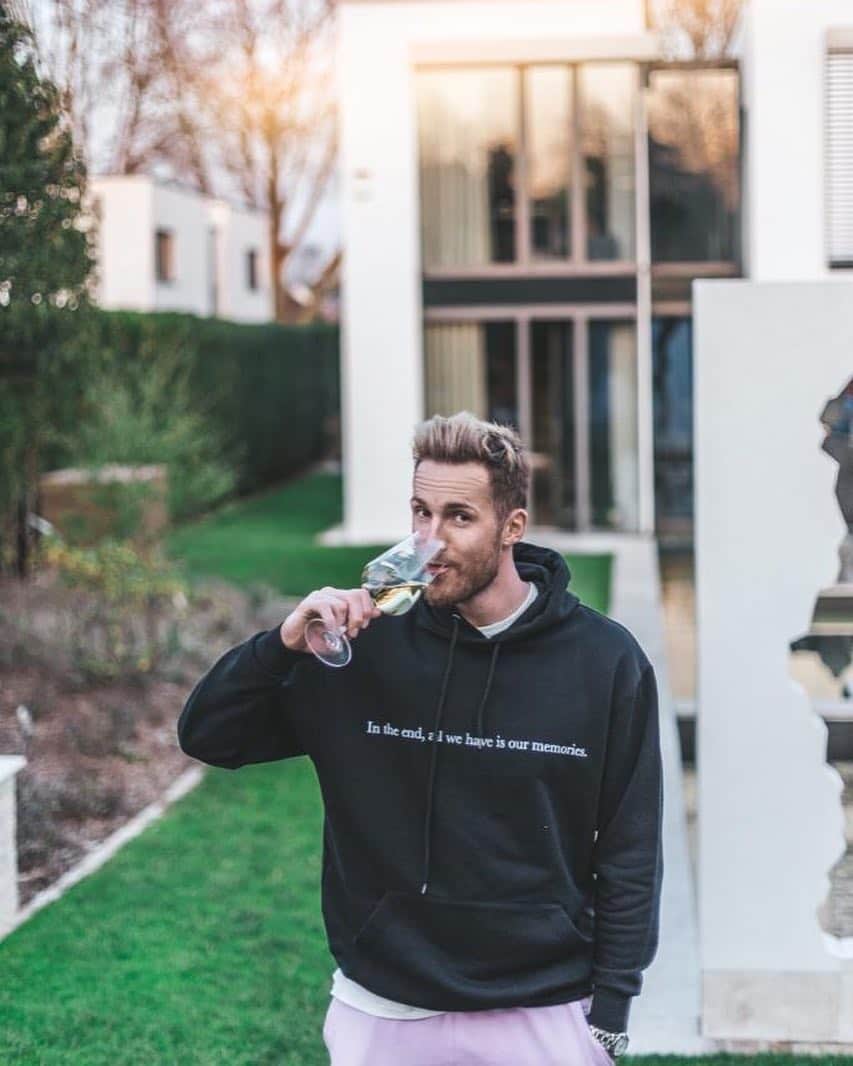 ラルフ・フェールマンのインスタグラム：「🙏🏻Auf eine richtig harte Trainingswoche und einen Sieg morgen 🙏🏻」