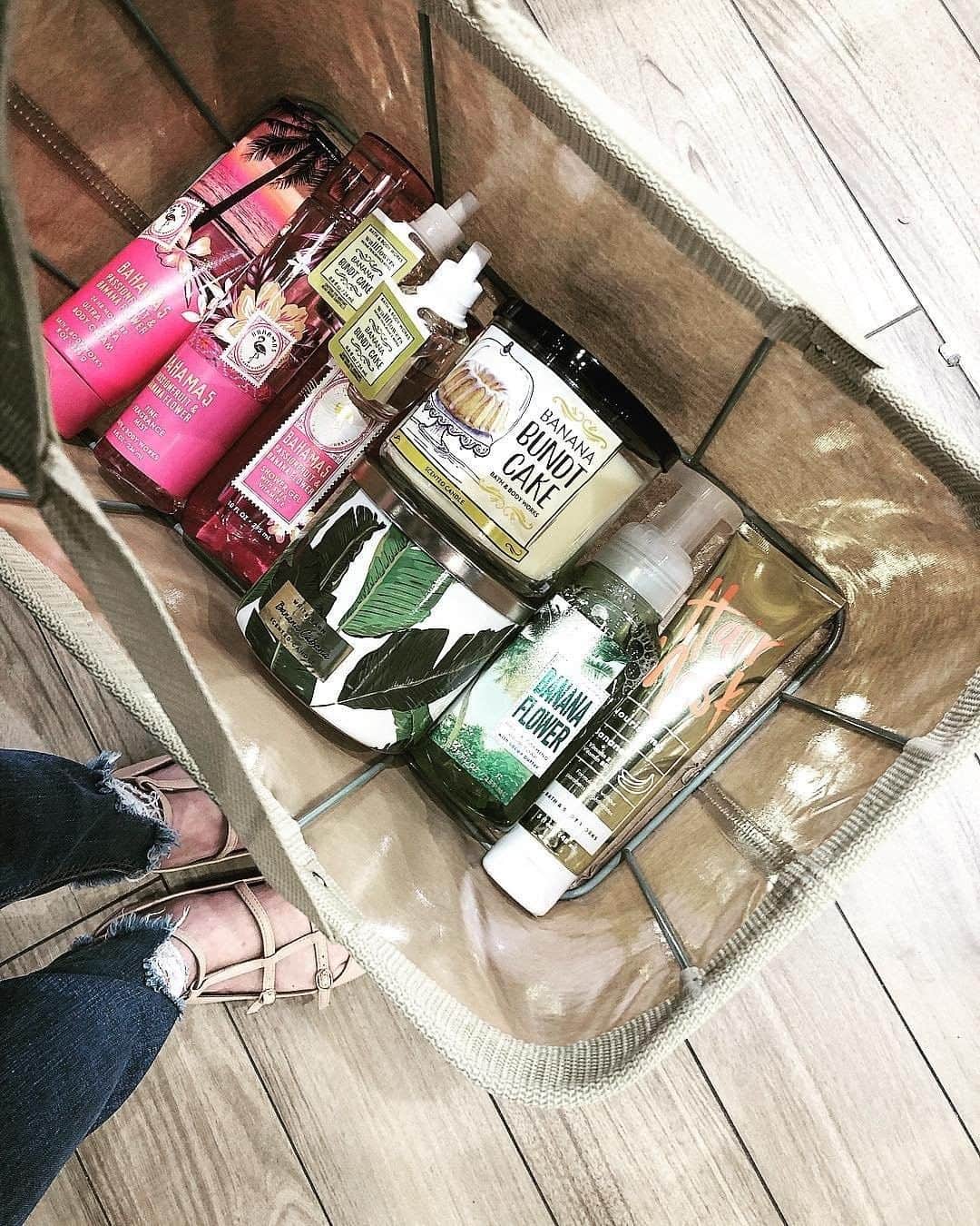 Bath & Body Worksさんのインスタグラム写真 - (Bath & Body WorksInstagram)「View from the 🔝 What are you adding to your shopping bag this weekend?! 👇」3月31日 4時01分 - bathandbodyworks