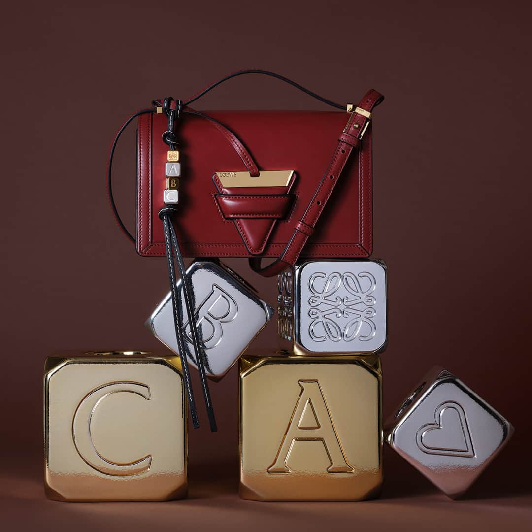 Loeweさんのインスタグラム写真 - (LoeweInstagram)「Add a personal touch to your #LOEWE bag with our new Personalisation Charms. Available in selected stores. #MothersDay」3月31日 4時08分 - loewe