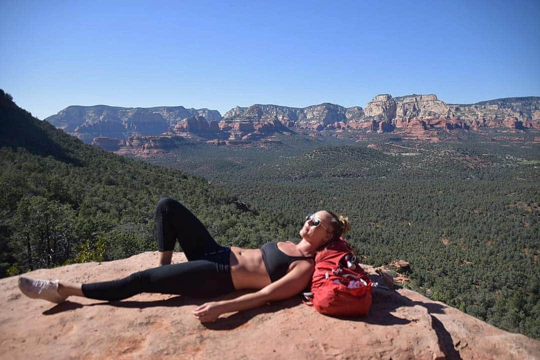 イモージェン・ケアンズさんのインスタグラム写真 - (イモージェン・ケアンズInstagram)「Absorbing ☀️🦗🎒 #sedonahiking #sedona #arizona #desert #landscape」3月31日 4時23分 - imogencairns