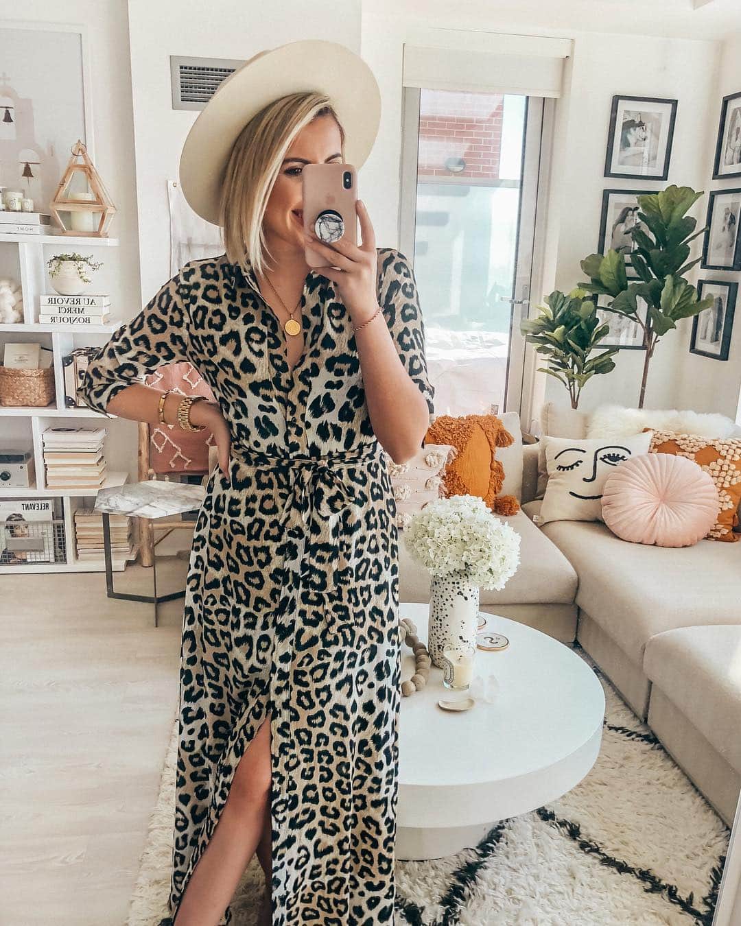 Stephanie Sterjovskiさんのインスタグラム写真 - (Stephanie SterjovskiInstagram)「A little leopard moment 🐆🐾 Who else is here for this print? 👏 Details linked here (outfit + decor): http://liketk.it/2AFwx @liketoknow.it #liketkit #LTKstyletip #LTKunder100 #maxidresses #leopardlove」3月31日 4時28分 - stephsjolly