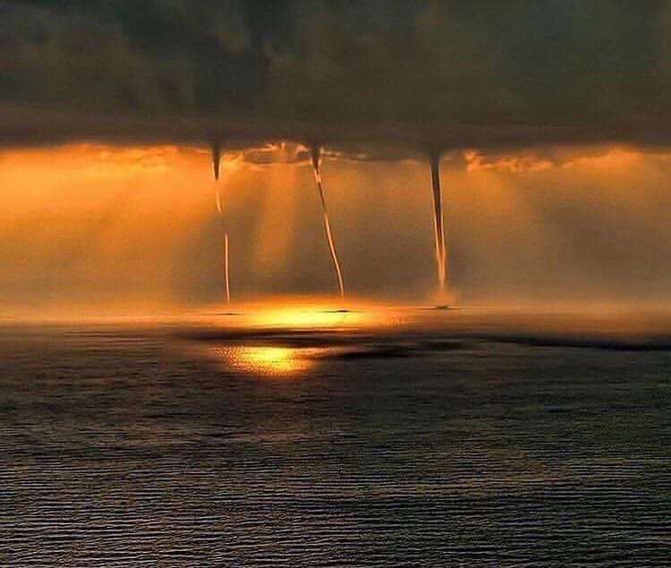 Canon Photographyさんのインスタグラム写真 - (Canon PhotographyInstagram)「Stunning image of 3 waterspouts dancing out to sea! What a phenomenal capture!! Photography | @mehmetgokyigit  #waterspout #turkey #tornado #thunderstorm #sunset #twister」3月31日 4時29分 - cpcollectives