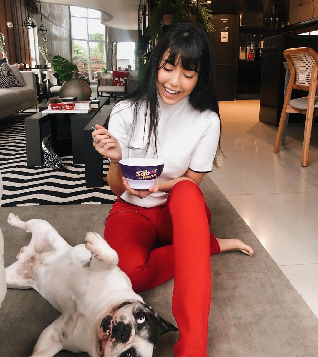 Gabriela Salesのインスタグラム：「Acho que tem alguém de olho no meu açaí kkkkk. O melhor da vida! Amo/sou/existo @acaisabordonorte . Aliás, fica a indireta que o meu já está acabando e aceito reposição 😂😂😂」