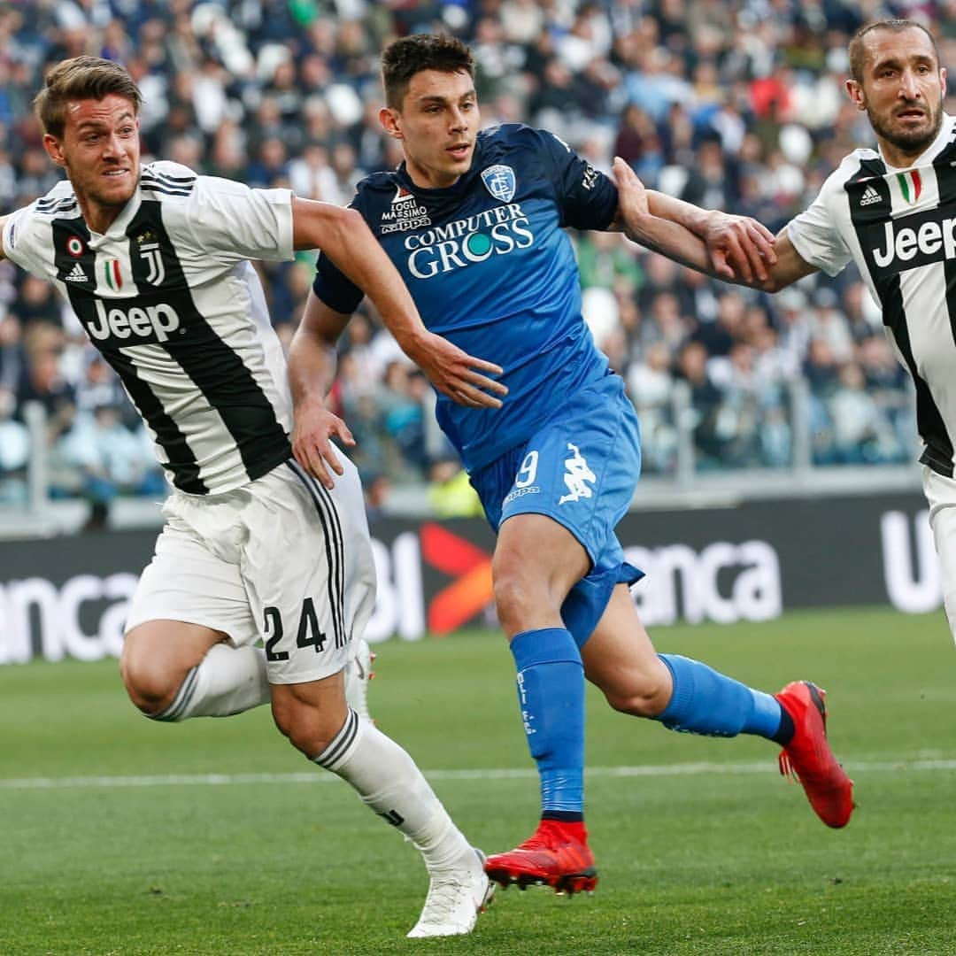 ダニエレ・ルガーニのインスタグラム：「Chiudere una settimana così con qualcosa di diverso da una vittoria era fuori discussione!⚪⚫ Questo è il momento cruciale, questo è il nostro momento🔥 #JuveEmpoli #ForzaJuve #Ruga」