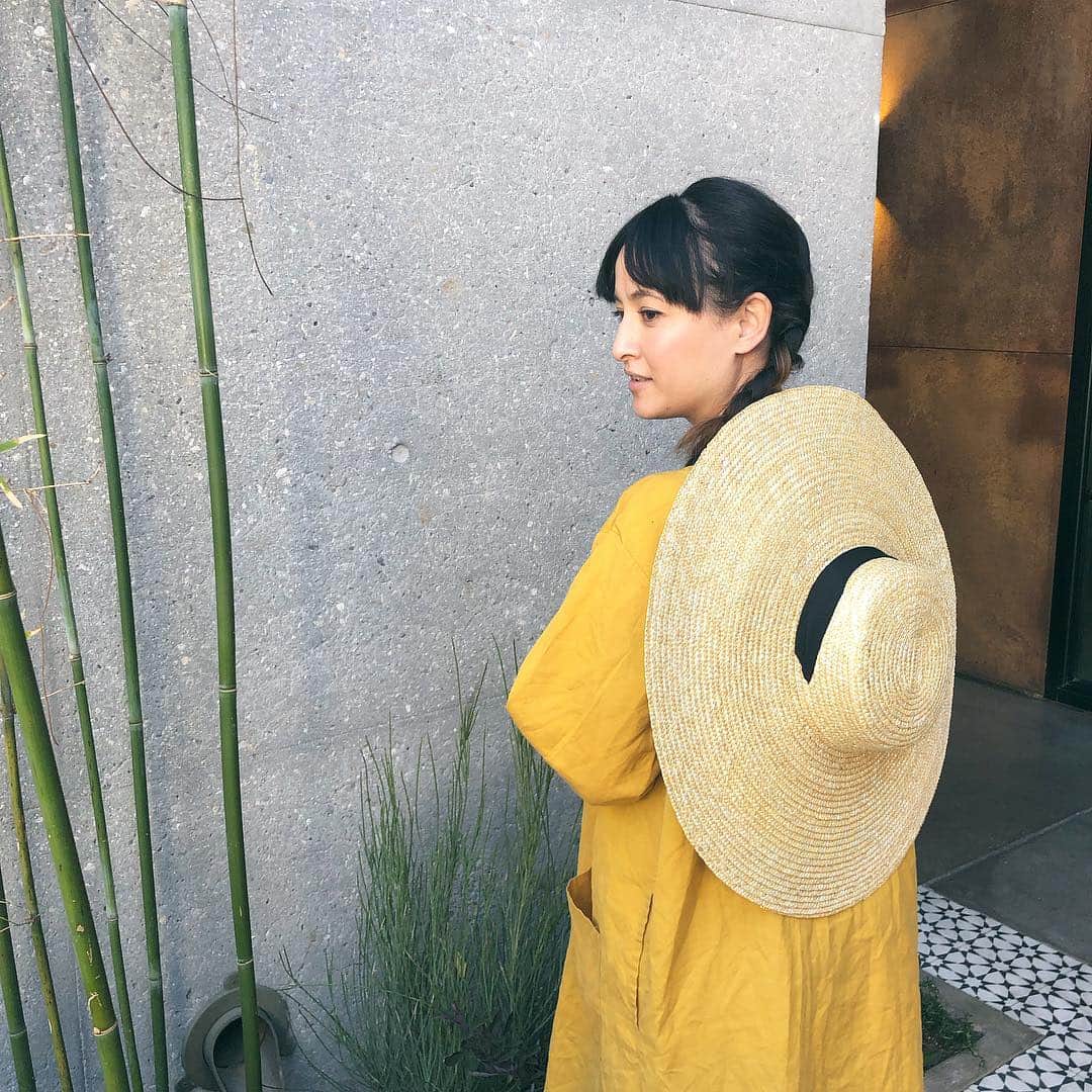 のインスタグラム：「Hey SUN I’m ready for you !! Today is this years first craft fair #bighat  #dontcare #mam #craftfair  太陽かかってこい！今日はクラフトフェアなの #楽しい #くらふとふぇあ  #asos #strawhat #ootd #fashion」