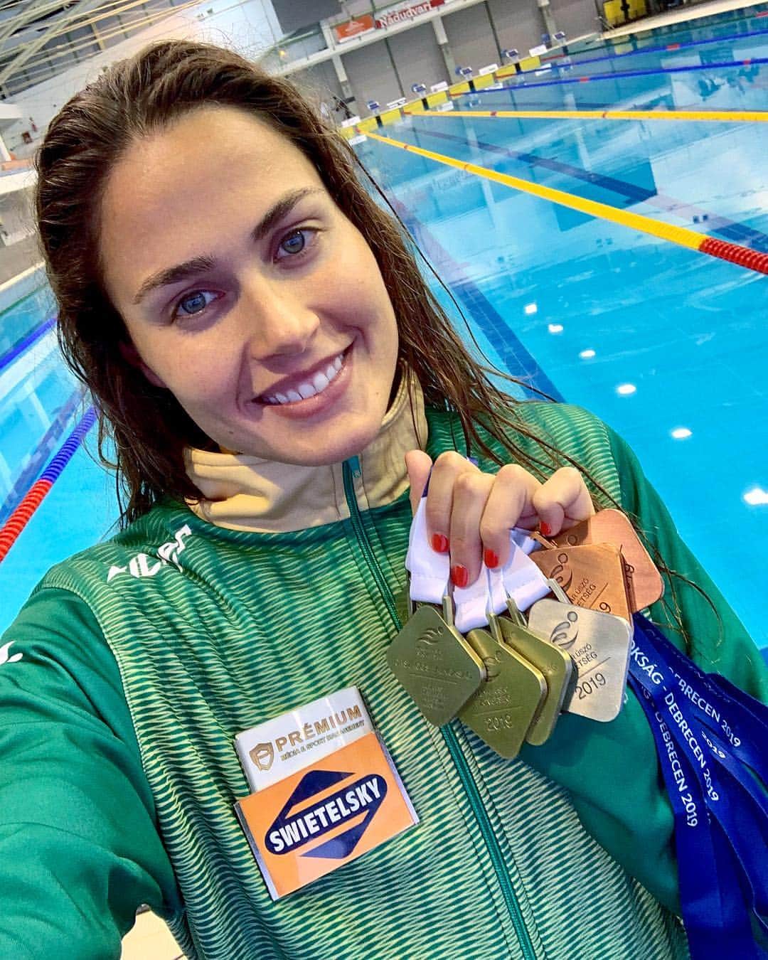 ズザンナ・ヤカボスのインスタグラム：「4 arany • 1 ezüst • 3 bronz  az Országos Bajnokságon, nagyon köszönjük a szurkolást és a támogatást! #nationals #debrecen #premiumzrt #swietelsky #gyuse #teampetrov」