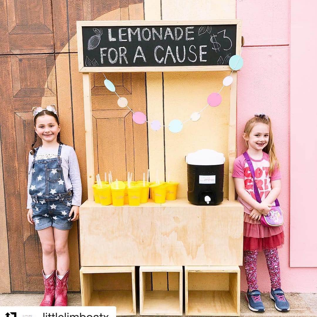 ダニール・ハリスさんのインスタグラム写真 - (ダニール・ハリスInstagram)「#Repost @littlelimboatx ・・・ Georgia & JJ spent the morning spreading kindness with some sweet lemonade! 🍋All sales will support @creativeaction 🌈」3月31日 4時46分 - danneelackles512