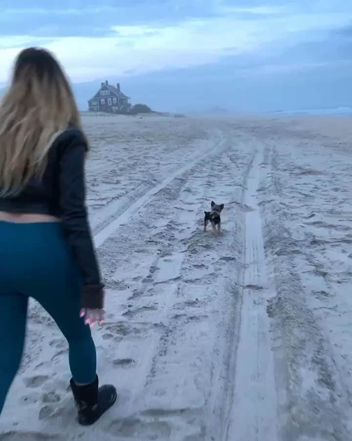 ティーガン・プレスリーのインスタグラム：「🌊🐶💙 #teaganpresley」