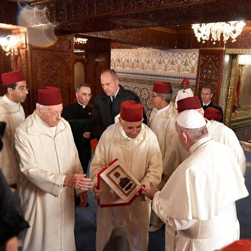 フランシスコ（ローマ教皇）さんのインスタグラム写真 - (フランシスコ（ローマ教皇）Instagram)「EN: The courage to encounter one another and extend a hand of friendship is a pathway of peace and harmony for humanity.  PT: A coragem do encontro e da mão estendida é um caminho de paz e de harmonia para a humanidade.  ES: La valentía del encuentro y de la mano tendida son un camino de paz y de armonía para la humanidad.  IT: Il coraggio dell’incontro e della mano tesa sono una via di pace e di armonia per l’umanità.  FR: Le courage de la rencontre et de la main tendue est un chemin de paix et d’harmonie pour l’humanité.  DE: Der Mut, einander zu begegnen und die Hände zu reichen, ist ein Weg des Friedens und der Harmonie für die Menschheit.  PL: Odwaga spotkania i wyciągniętej ręki jest drogą pokoju i zgody dla ludzkości. #apostolicjourney  #Viaggioapostolico #viagemapostólica #VoyageApostolique #ViajeApostólico」3月31日 4時51分 - franciscus