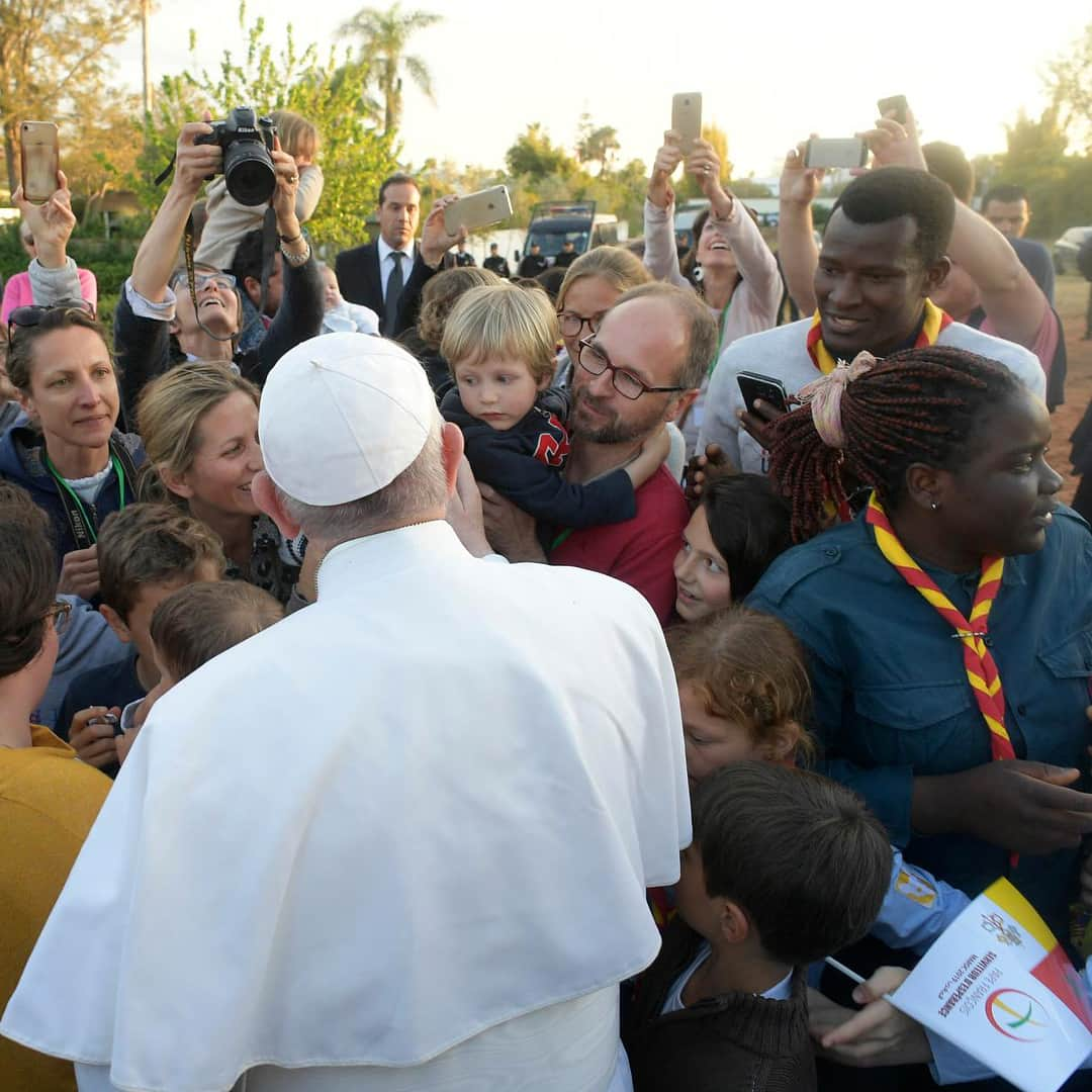 フランシスコ（ローマ教皇）さんのインスタグラム写真 - (フランシスコ（ローマ教皇）Instagram)「EN: The courage to encounter one another and extend a hand of friendship is a pathway of peace and harmony for humanity.  PT: A coragem do encontro e da mão estendida é um caminho de paz e de harmonia para a humanidade.  ES: La valentía del encuentro y de la mano tendida son un camino de paz y de armonía para la humanidad.  IT: Il coraggio dell’incontro e della mano tesa sono una via di pace e di armonia per l’umanità.  FR: Le courage de la rencontre et de la main tendue est un chemin de paix et d’harmonie pour l’humanité.  DE: Der Mut, einander zu begegnen und die Hände zu reichen, ist ein Weg des Friedens und der Harmonie für die Menschheit.  PL: Odwaga spotkania i wyciągniętej ręki jest drogą pokoju i zgody dla ludzkości. #apostolicjourney  #Viaggioapostolico #viagemapostólica #VoyageApostolique #ViajeApostólico」3月31日 4時51分 - franciscus