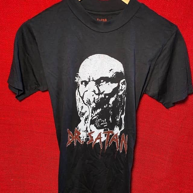 ロブ・ゾンビさんのインスタグラム写真 - (ロブ・ゾンビInstagram)「Get your DR. SATAN shirt now!!! While supplies last!! Go to www.localboigeyman.com now! #robzombie #houseof1000corpses #drsatan #zomboogey #localboogeyman」3月31日 4時56分 - robzombieofficial