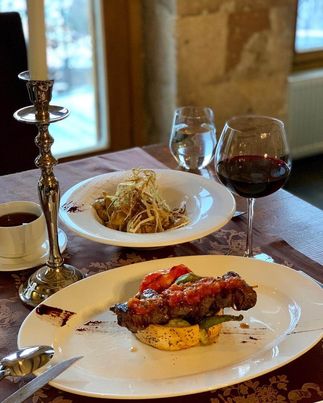 のインスタグラム：「Uchisarにあるelaiというレストラン🍽 ケバブもチキンも、 とても美味しかった😝 ケバブの下にはリゾットが敷いてあって 一緒に食べると、更に美味💕 . #yukajourneyy#旅#海外旅行#旅#女子旅#トルコ#Türkiye#Turkiye#カッパドキア#Cappadocia#kapadokia#uchisar#ウチヒサル」