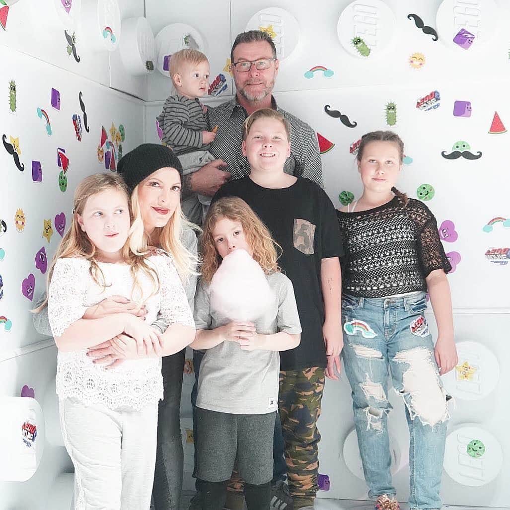E! Onlineさんのインスタグラム写真 - (E! OnlineInstagram)「Dean McDermott is slamming critics commenting on Tori Spelling's snack choices for their kids: "We're great parents. Our kids eat healthy. So can we get over ourselves?" Link in bio to watch him take down the trolls. (📷: @torispelling)」3月31日 5時05分 - enews