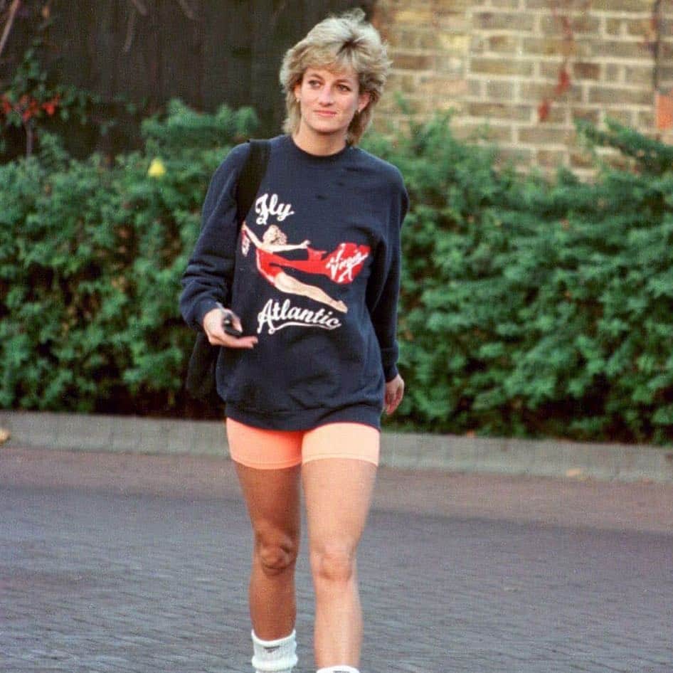 ELLE Magazineさんのインスタグラム写真 - (ELLE MagazineInstagram)「We're not talking about Princess Diana's Fly Atlantic vintage sweatshirt enough. Click the link in bio for the greatest royal off-duty looks of all time.」3月31日 5時01分 - elleusa