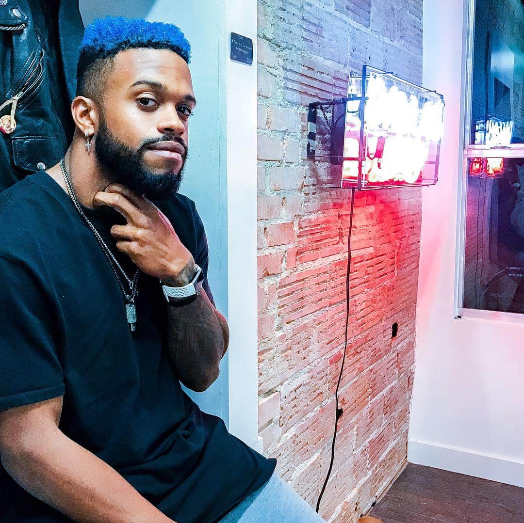デライノ・デシールズ・ジュニアのインスタグラム：「Had the opportunity to tap into my creative side at @TravisAustinCustoms studio & showroom last night. Can’t wait to see you work that magic. #1of1 #sonic」