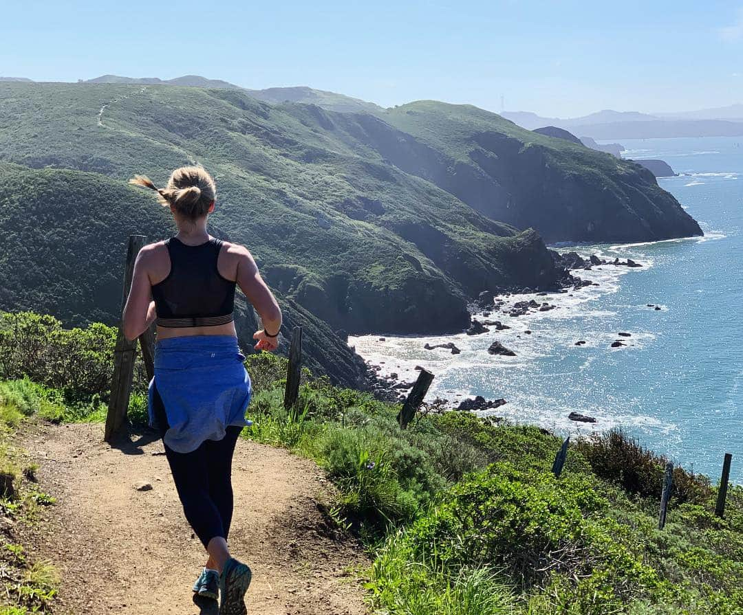 ブリアンヌ・タイゼン＝イートンさんのインスタグラム写真 - (ブリアンヌ・タイゼン＝イートンInstagram)「Get outta here with that view ✌🏼💛 #trailrunning」3月31日 5時10分 - btheiseneaton