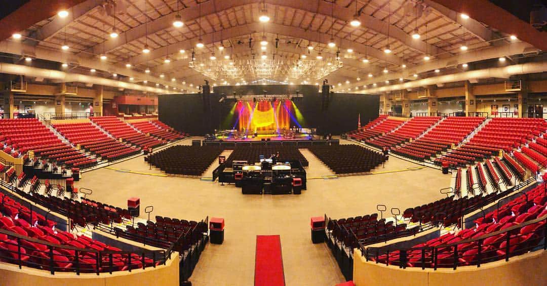 3 Doors Downのインスタグラム：「SOLD OUT in Kansas tonight! #BackPorchJam 📸 @brad3doorsdown」