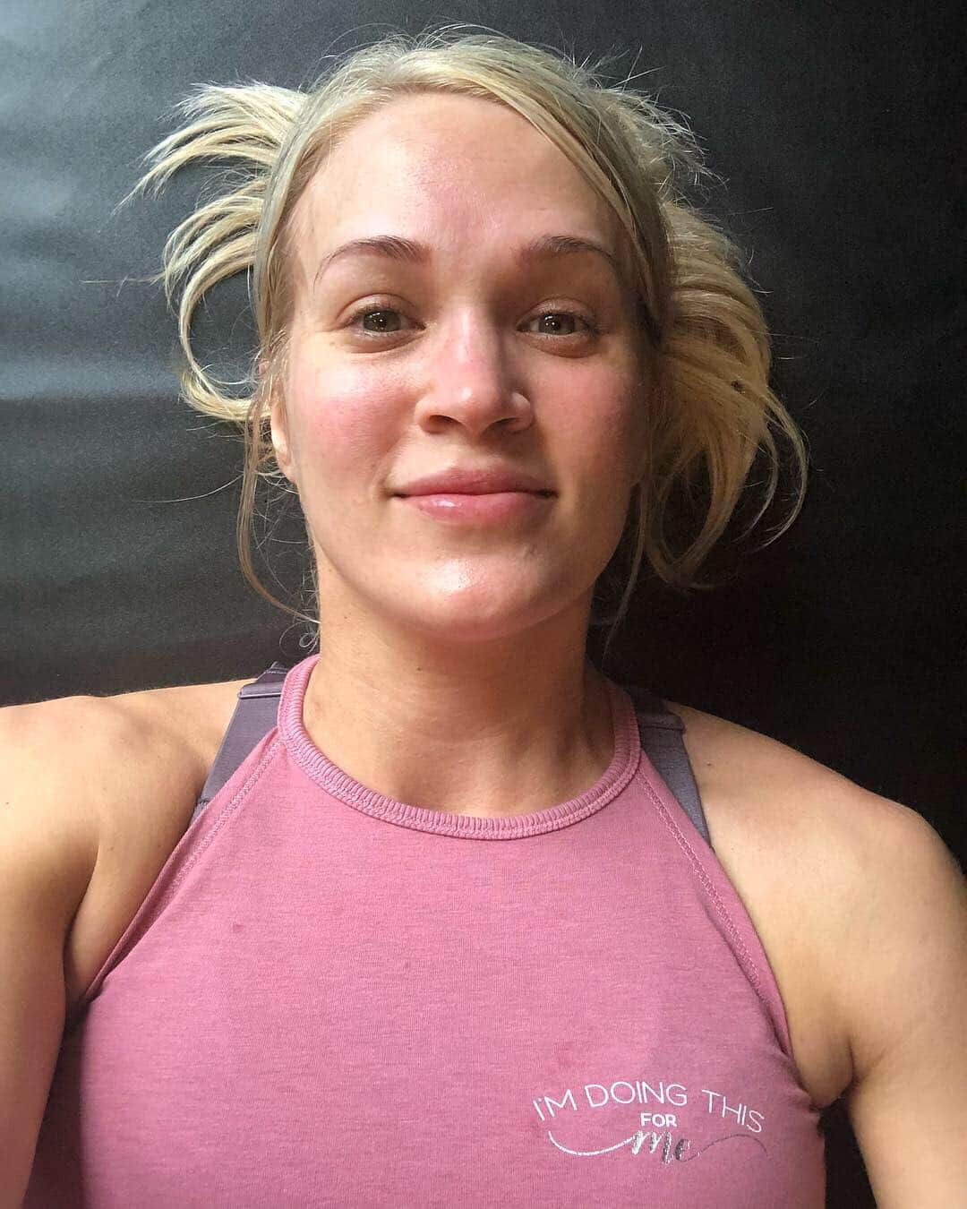 キャリー・アンダーウッドさんのインスタグラム写真 - (キャリー・アンダーウッドInstagram)「When your face matches your shirt = you had a good workout! Unless your shirt is blue...then maybe you should be concerned! 😂 (sorry, total mom joke)  I took these pics after my gym sesh yesterday (today I’m cleaning this mess of a house, which I totally consider to be my Saturday workout). This is one of my favorite new outfits...I especially love the top because this is basically my motto these days! 💪  Anyway, just wanted to share! Sending out lots of weekend ❤️ to you all! May we all get lots of stuff done and make a little time for ourselves in there, too!」3月31日 5時18分 - carrieunderwood