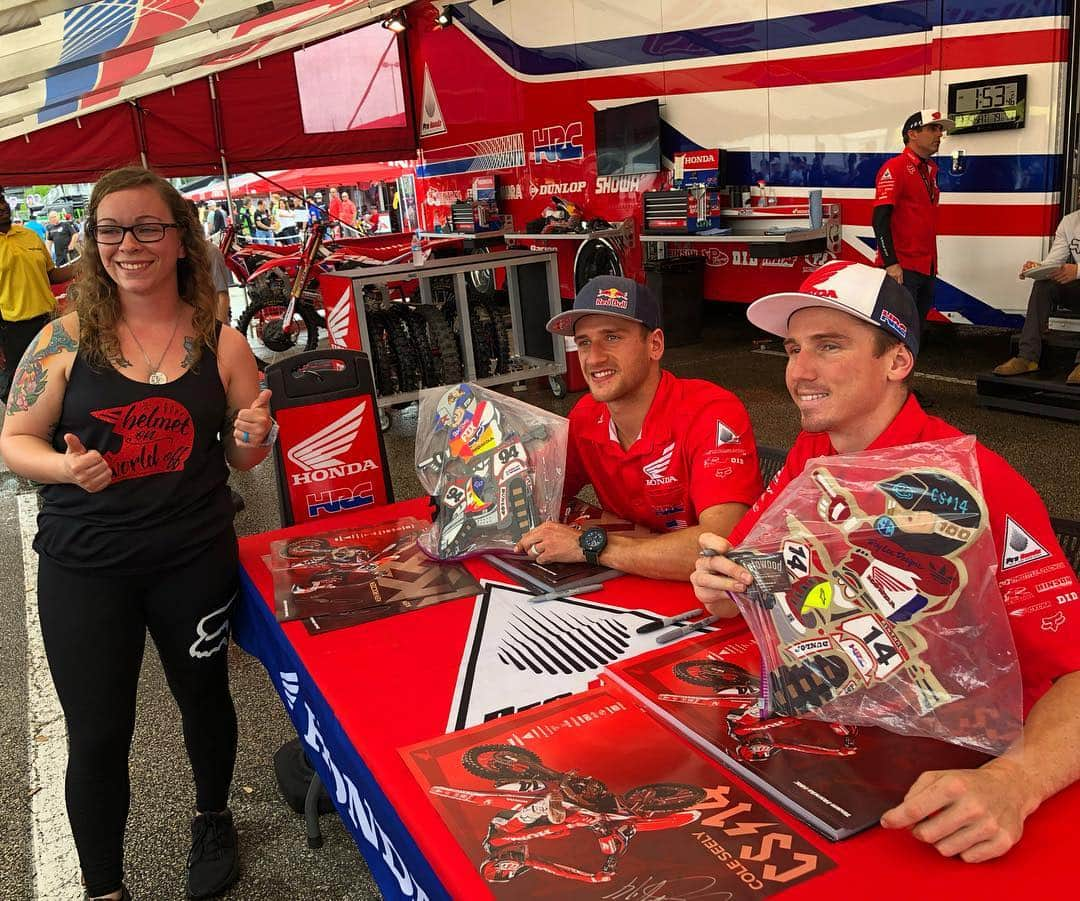 Honda Powersports USさんのインスタグラム写真 - (Honda Powersports USInstagram)「Special delivery for @kenroczen94 and @coleseely during autograph session! These wood plaques are pretty awesome. #Honda #RideRed #TeamHondaHRC #DropTheGate #SupercrossLIVE」3月31日 5時32分 - honda_powersports_us