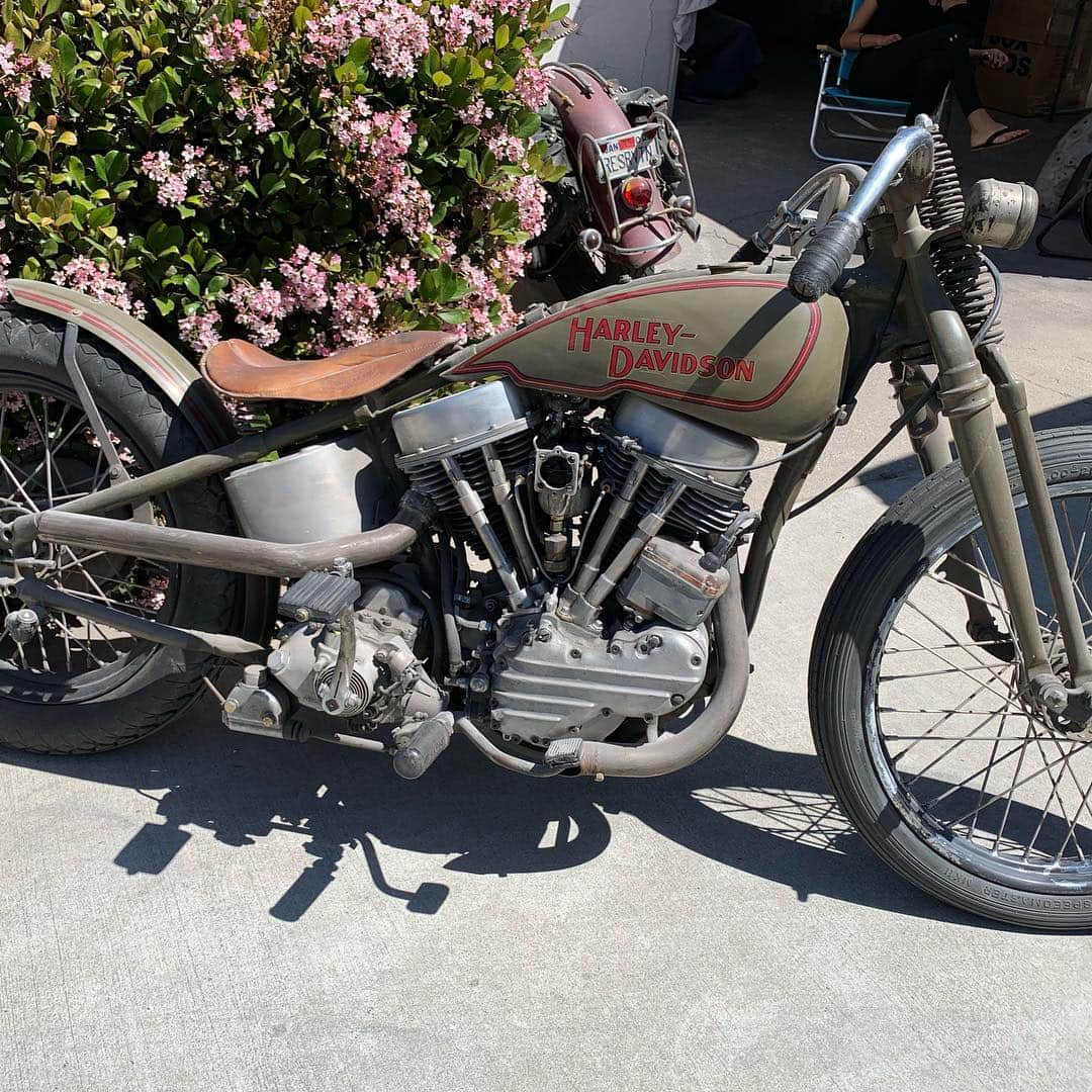 ジェイソン・モモアさんのインスタグラム写真 - (ジェイソン・モモアInstagram)「I LOVE @harleydavidson  Hanging our with these two studs AKA Oompa Loompa’s  @dbabin @love_cycles  Mostly helping Dennis start up his pan  Those little short legs it’s hard to kick a mule  @chrissy.selassie is my witness. 🤣🤣🤣🤣Love u guys. Mahalo for letting me hang  your a true artist. Aloha j」3月31日 5時25分 - prideofgypsies