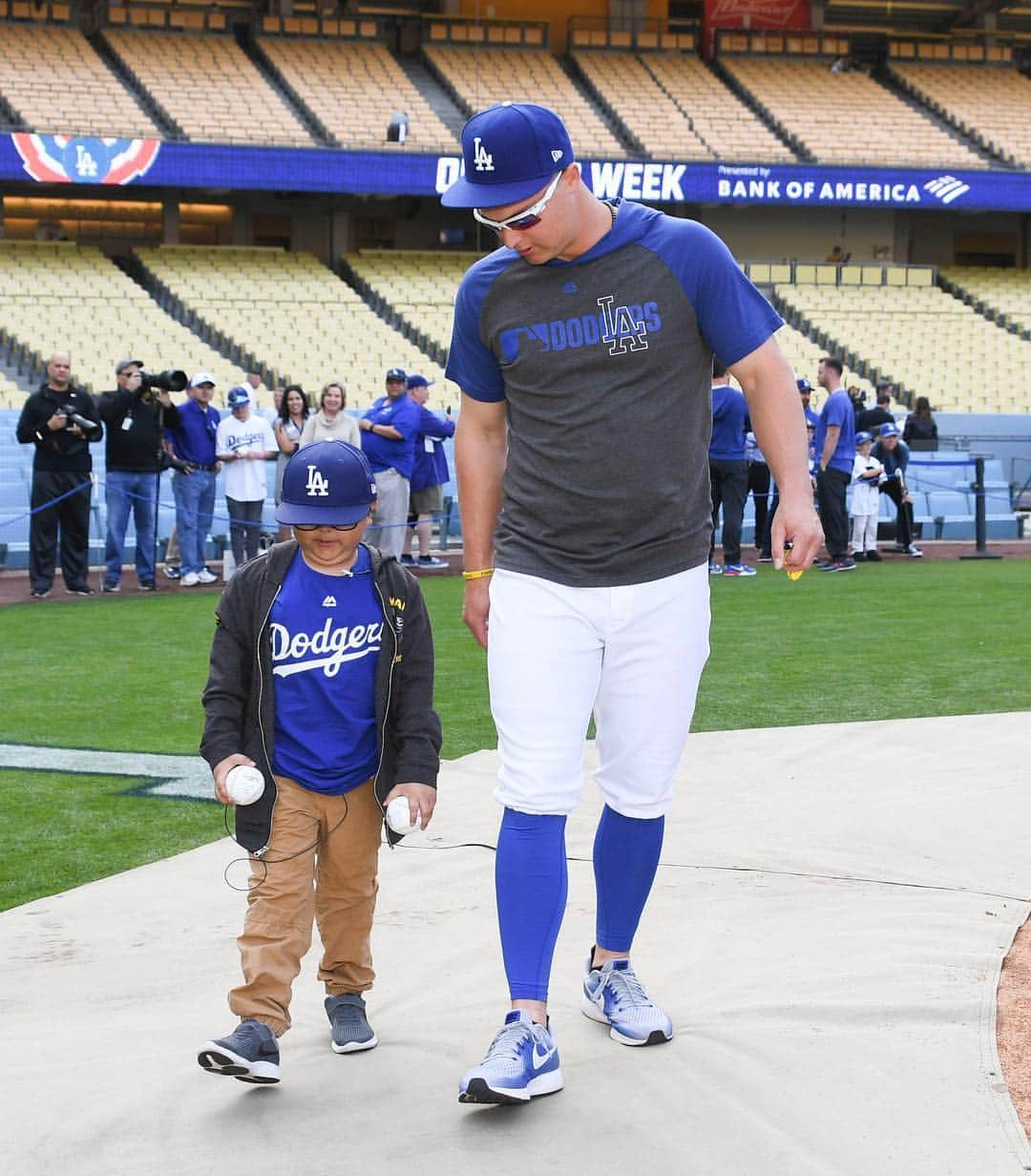 ジョク・ピーダーソンさんのインスタグラム写真 - (ジョク・ピーダーソンInstagram)「Yesterday I got to have my guy Josh out to BP and the game! Fun day got to meet some of the guys!! You inspire us, keep battling!  #TeamJoshy」3月31日 5時26分 - yungjoc650