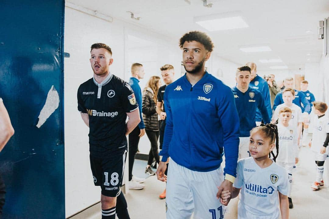 タイラー・ロバーツのインスタグラム：「Loved walking out at Elland Road with my Sister💙 But another special result by this special team🤩💙 #7moretogo」