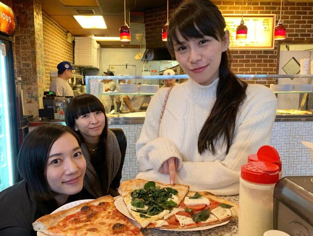 Perfumeさんのインスタグラム写真 - (PerfumeInstagram)「For us, America is all about pizza! We’ve been looking forward to it for so long♪ Love the thin NY crust and sharing different kinds with everyone! So far, our North American tour has become a pizza tour! LOL  アメリカといえばやっぱりピザ！来る前からずっと楽しみにしてたの♪  NYのピザは生地が薄くてサクサクだから大好き！みんなとシェアして色んな種類楽しめて最高！はしごしちゃったもんね〜🍕今のところピザツアーだね！笑  #newyork #nyc #newyorkpizza #prfm #FuturePopTour」3月31日 5時30分 - prfm_official