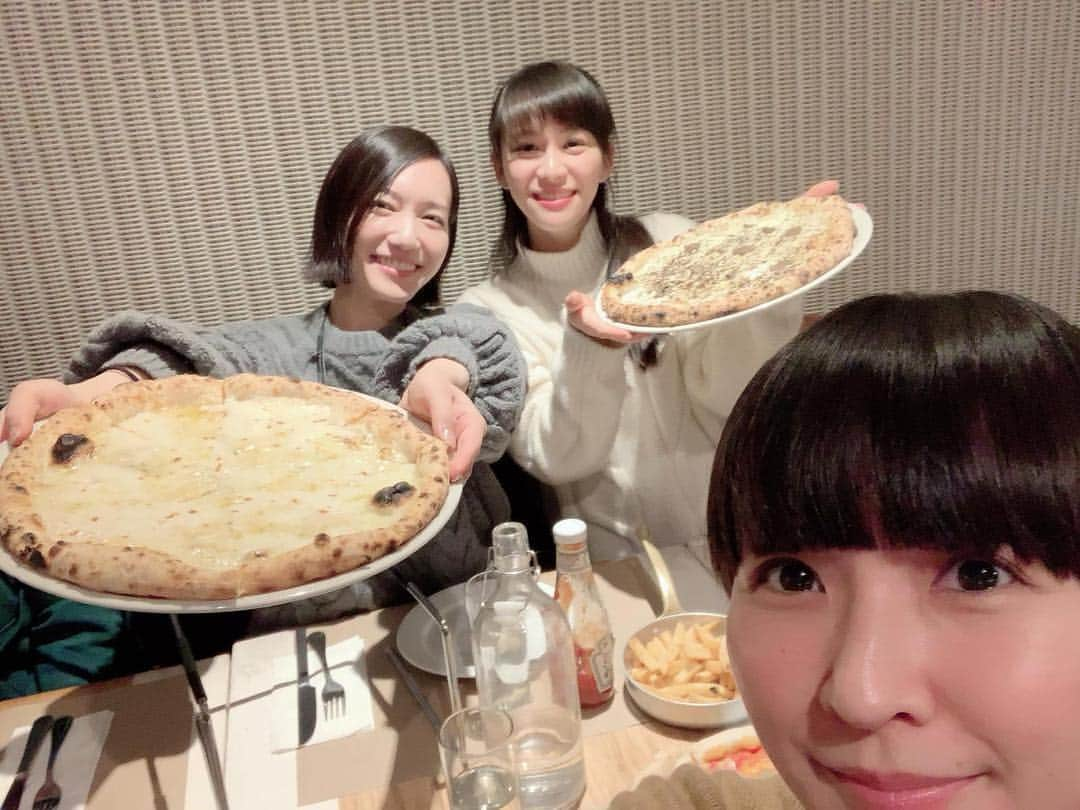 Perfumeさんのインスタグラム写真 - (PerfumeInstagram)「For us, America is all about pizza! We’ve been looking forward to it for so long♪ Love the thin NY crust and sharing different kinds with everyone! So far, our North American tour has become a pizza tour! LOL  アメリカといえばやっぱりピザ！来る前からずっと楽しみにしてたの♪  NYのピザは生地が薄くてサクサクだから大好き！みんなとシェアして色んな種類楽しめて最高！はしごしちゃったもんね〜🍕今のところピザツアーだね！笑  #newyork #nyc #newyorkpizza #prfm #FuturePopTour」3月31日 5時30分 - prfm_official