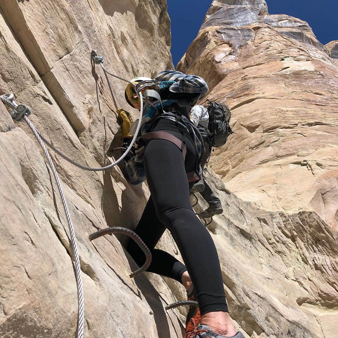 エル・マクファーソンさんのインスタグラム写真 - (エル・マクファーソンInstagram)「Yep - climbed that ! Happy 55 🎂🙈 @amangiri」3月31日 5時30分 - ellemacpherson