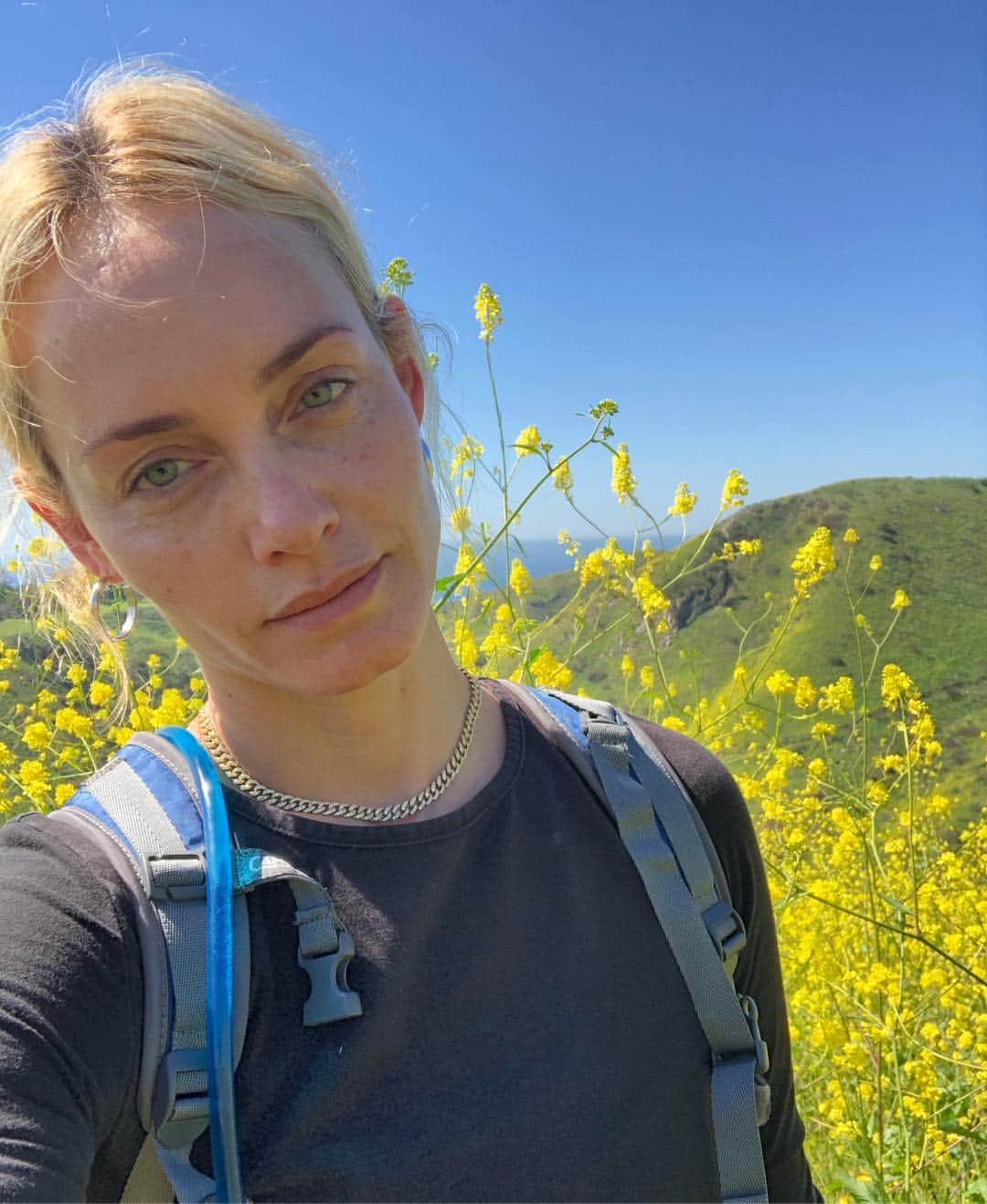 アンバー・ヴァレッタさんのインスタグラム写真 - (アンバー・ヴァレッタInstagram)「Flowers, fun and a friend in full bloom 🌼💚」3月31日 5時40分 - ambervalletta