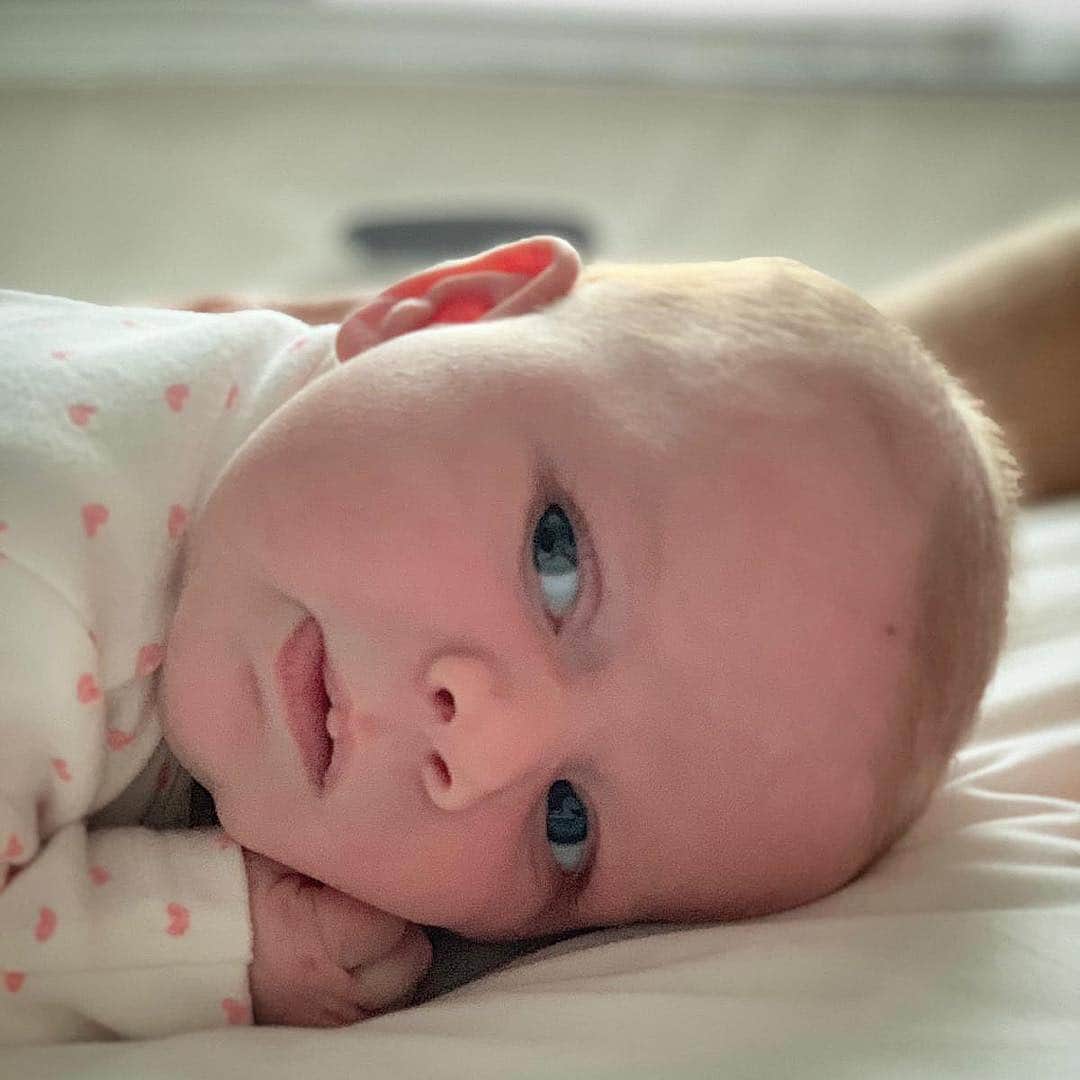 のインスタグラム：「Can’t believe our little girl is 5 weeks old today 👶」