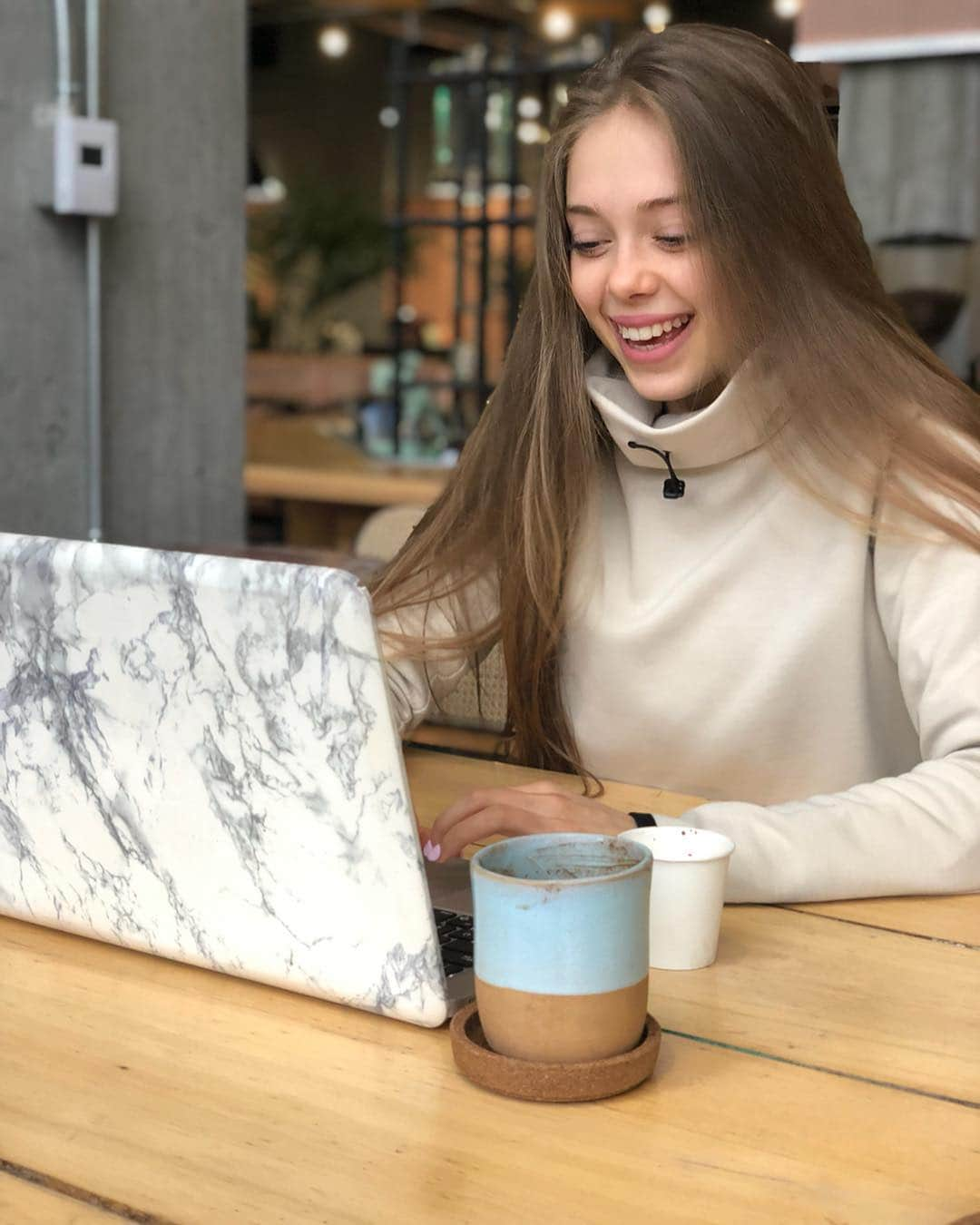 Justine Brasseurのインスタグラム：「Wish I was actually this excited about school...☕️ #cacao70 #studybreak」