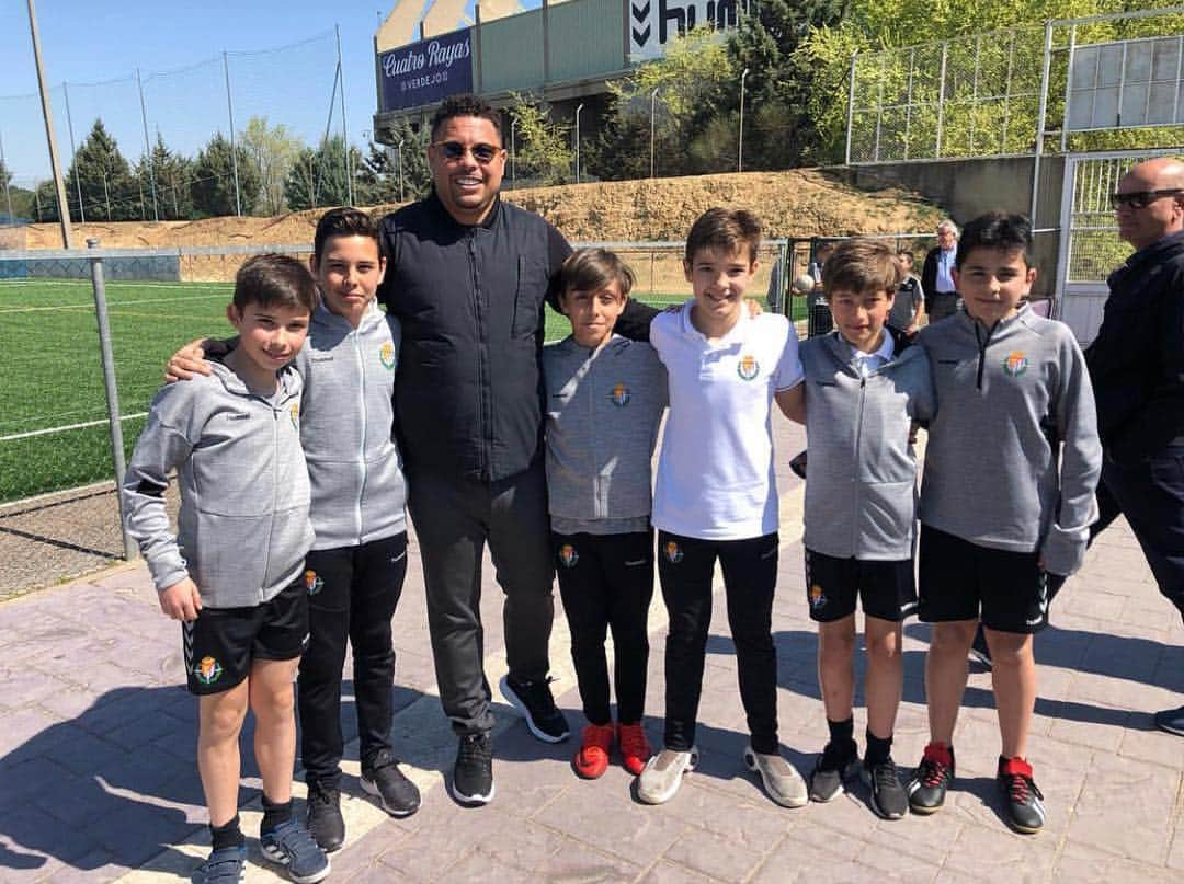 ロナウドさんのインスタグラム写真 - (ロナウドInstagram)「Visita a los Anexos para ver el triunfo del juvenil ante el Getafe CF y a los chavales de la cantera. Mañana tenemos una cita muy importante ante la Real Sociedad #AúpaPucela @realvalladolid」3月31日 5時44分 - ronaldo