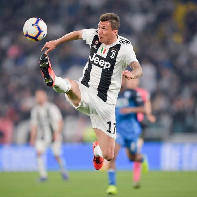 マリオ・マンジュキッチのインスタグラム：「⚪️⚫️ #forzajuve #finoallafine #win #neverstop #stepbystep #mm17🌪」
