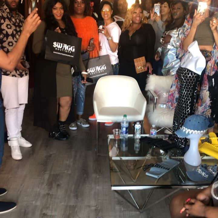 ネネ・リークスのインスタグラム：「Walked into Swagg late like crazy but the loveeeeee! I can’t be stopped babe! Just keeps getting better & better #HBIC #thankyou #reallove Come see me! I’m still here boo」