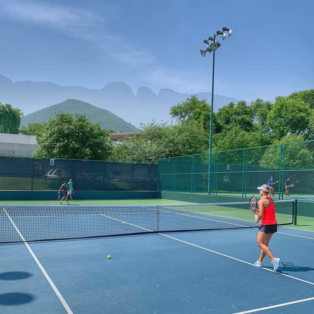 アンジェリーク・ケルバーさんのインスタグラム写真 - (アンジェリーク・ケルバーInstagram)「Hitting the practice court in Monterrey 🇲🇽 @TipsarevicJanko 😎」3月31日 6時04分 - angie.kerber