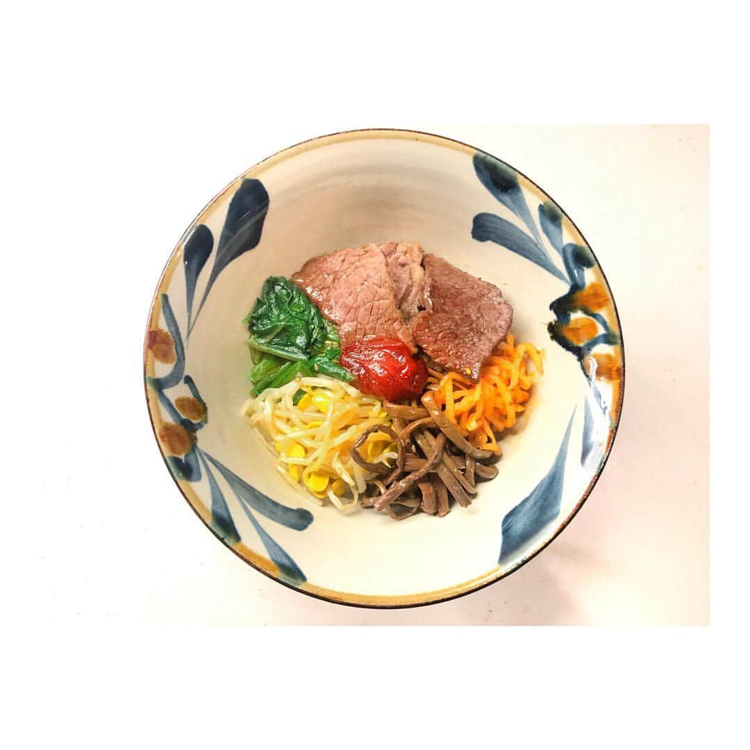 五條まりなさんのインスタグラム写真 - (五條まりなInstagram)「﻿ ﻿ ﻿ 先日の晩ごはん﻿ 前の日に自宅で焼き肉をしたのでその余りもの。﻿ 焼き肉用の残ったお肉でビビンバ﻿ 甘めのコチュジャンが美味しくてペロッといけた😋﻿ ﻿ ﻿ ﻿ 陶眞窯さんの、そばマカイで🍚﻿ 麺類はもちろん 丼もの 盛り盛り料理、その他諸々﻿ なんでも使えるから本当に便利で重宝します👍﻿ ﻿ ﻿ よし、今日はカレーを作るぞぅ ﻿ ﻿ ﻿ ﻿ #やちむん#陶眞窯#そばマカイ#おうちごはん」3月31日 11時39分 - marina.gojo