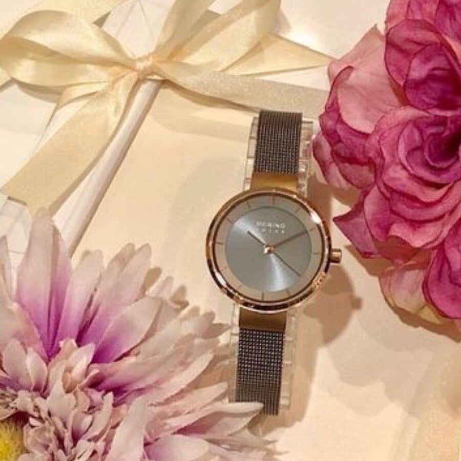 のインスタグラム：「「BERING」¥23,500+tax  クリーンな北欧スタイル、電池交換不要なソーラーバッテリーの人気モデル。グレー・ネイビー・ブラックなど服に合わせやすいシックなカラーバリエーション。新社会人へのプレゼントにもおすすめです。 #bering #beringtime #beringwatch  #beringwatches  #ベーリング #北欧スタイル #北欧デザイン #北欧時計  #記念日プレゼント時計  #誕生日プレゼント時計  #時計 #腕時計  #腕時計の贈り物 #クリスマスプレゼント時計 #ときめきを身につける #時計クリスマスプレゼント #就職祝い  #卒業祝い  #入社祝い #就職祝い時計 #トルク大宮ルミネ店  #手元  #手元くら部  #手元倶楽部  #手元美人 #おしゃれな人は手元がすてき」