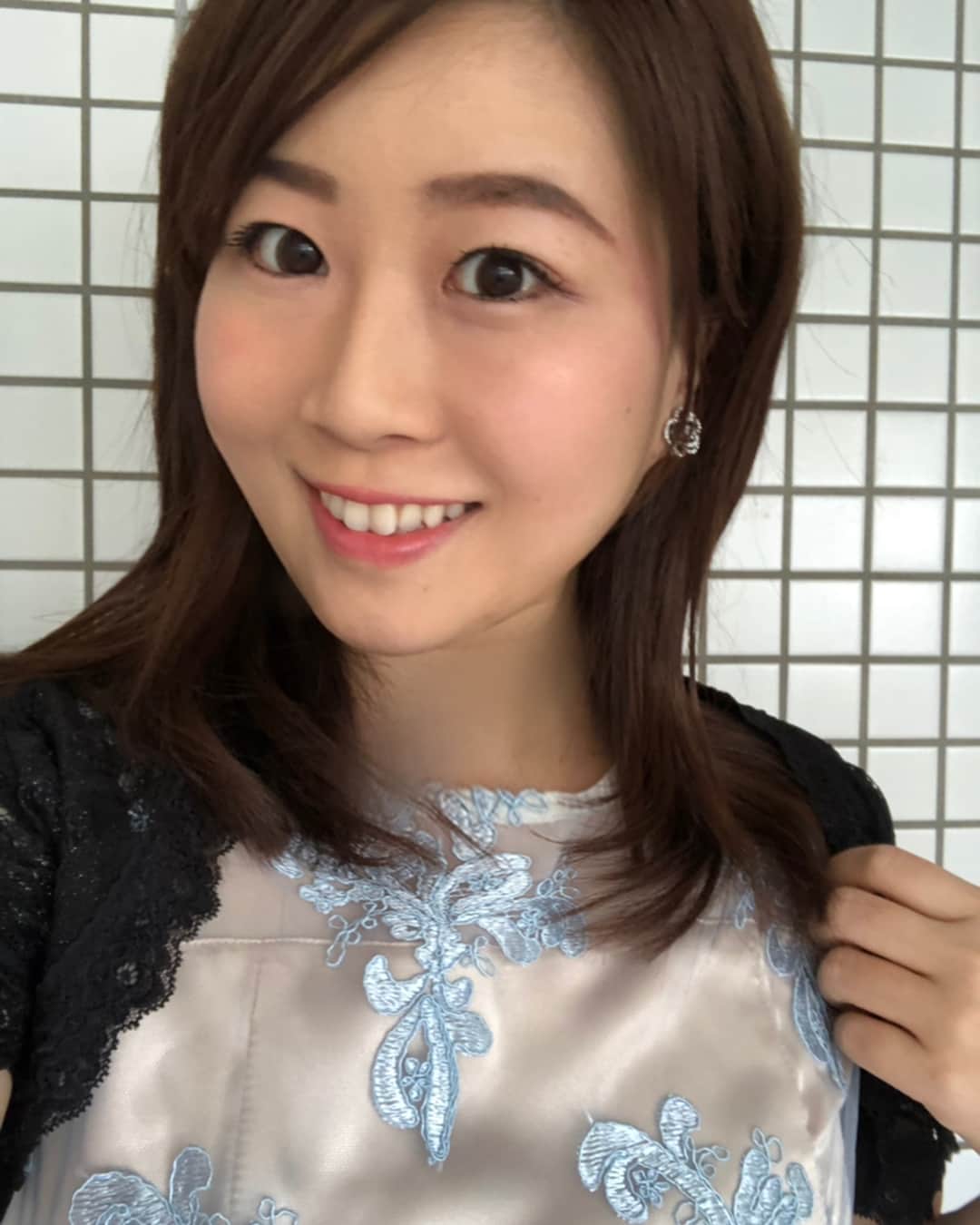 のインスタグラム：「. . .本日はドリードールのドレス👗 . .レースが華やかで上品で可愛い💕 .お友達の結婚式やお食事の時にオススメです💖 . @dorry_doll_official #DorryDoll #ドリードール #フリーアナウンサー金谷有希子 #フリーアナウンサー #ママアナウンサー  #女の子ママ #11ヶ月」