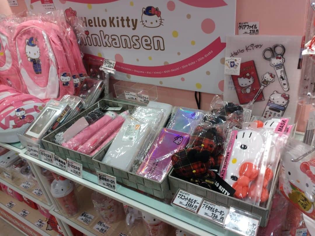 Taiken Japanのインスタグラム：「The first carriage of the Hello Kitty bullet train is dedicated to the Kitty Chan store, where you can buy all sorts of Hello Kitty merchandise! 😁They mostly specialize in stationary but there are also sweets, toys, and more.⁣ ⠀⠀⠀⠀⠀⠀⠀⠀⠀⁣ Photo credit: Alfie Blincowe⁣ ⠀⠀⠀⠀⠀⠀⠀⠀⠀⁣ Read more about this and other Japan destinations & experiences at taiken.co!⁣ ⠀⠀⠀⠀⠀⠀⠀⠀⠀⁣ #hellokitty #kittychan #shinkansen #bullettrain #trains #キティちゃん新幹線 #キティちゃん #sanrio #hakata #fukuoka #kyushu #lovejapan #japan #japan🇯🇵 #japantravel #japantravelphoto #japanese #japanlover #japanphotography #traveljapan #visitjapan ##japanlife #travel #travelgram #travelphotography #holiday #roamtheplanet #福岡 #九州 #新幹線」