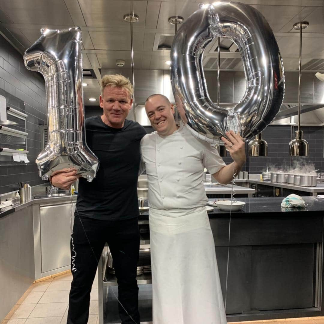 ゴードン・ラムゼイさんのインスタグラム写真 - (ゴードン・ラムゼイInstagram)「A Huge congratulations to this talented young man, 10yrs ago today he stepped into my HQ @restaurantgordonramsay today he’s running it and is at the top of his game. Great job Matt well done. Best Gordon @chef.mattabe #oneteamonedream #focused #attentiontodetail @michelinguide dreams do come true !」3月31日 6時08分 - gordongram