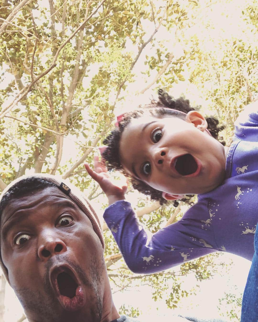 シャリフ・アトキンスのインスタグラム：「When you can’t contain your excitement after seeing a very tall giraffe, a sleeping snow leopard, and a daring trumpeter swan all in one morning at the @lazoo ✊🏾 #daddydaughterdate #babygirlgrowingup #iwannabesleeplikethesnowleopard」