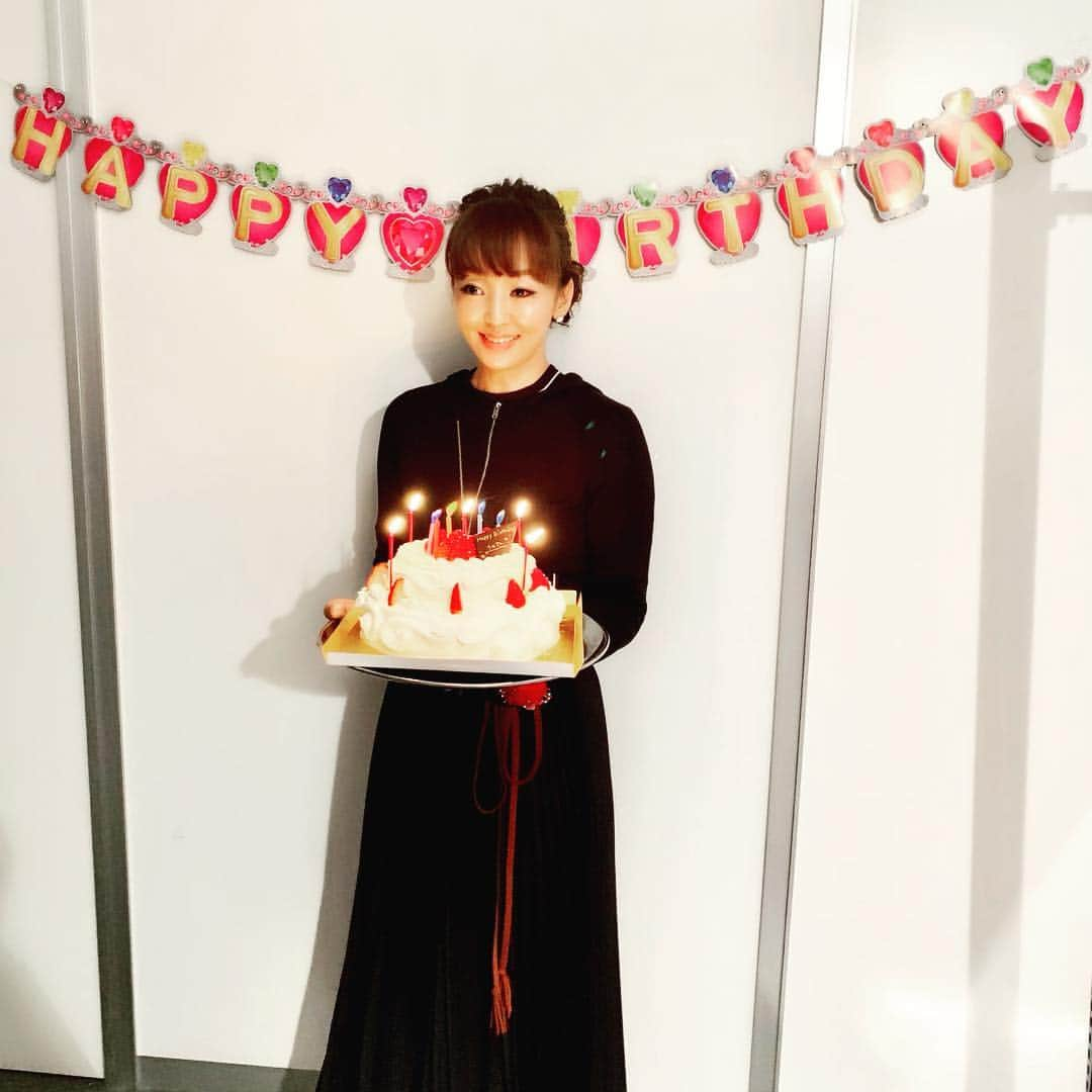 神田うのさんのインスタグラム写真 - (神田うのInstagram)「Scena D'unoデザインチーム💕の皆さんが毎年お誕生日のお祝いをしてくれて嬉しいです❤️ 毎年毎年かかさずお祝いして下さり今年でもう18回目❣️ 戦友の皆さんに感謝です😘 #scenaduno#シェーナドゥーノ#デザインワークス#デザインチーム#サプライズ で#お祝い してくれていましたが#毎年恒例 なので10年過ぎた頃から気がつくようになってきました（笑）#お誕生日#今年で18回目#毎年ありがとう#感謝#嬉しい#ありがとう#44歳#いくつになっても嬉しい 😆#birthday#お誕生日プレゼント#皆さんからの#birthdaypresent#お揃い#手作り#カチューシャ#エルメス#hermes#ありがとうございました」3月31日 6時17分 - unokandaofficial