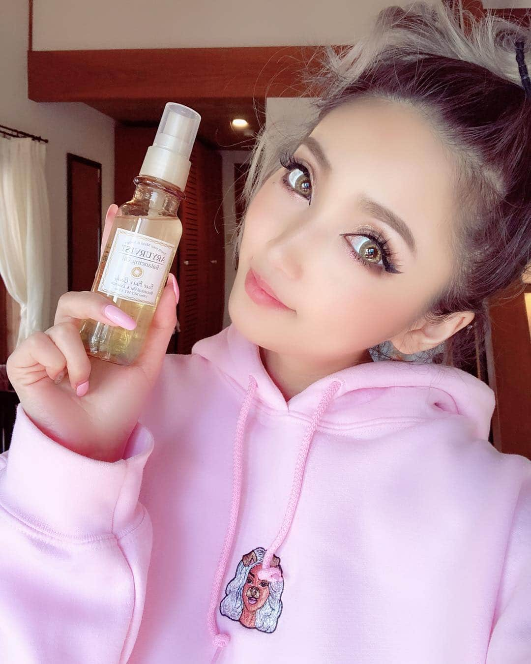 鈴木愛美さんのインスタグラム写真 - (鈴木愛美Instagram)「☀️🌈☀️🌈☀️🌈☀️🌈☀️ . 去年のクリスマスくらいに プレゼントで頂いた @aryurvist ❤️ . オイルボディウォッシュが良過ぎて バランシングオイルもGETしちゃったぁあー☀️✨ ちなみに、結構前に買った物なの!!!! UPするのが遅くなっちゃったw← . ボディウォッシュの方は お風呂で湯船に浸かった後 セルフマッサージする時に愛用してて もうすぐ無くなっちゃいそうなくらい ずっと愛用してるよ♡♡♡ . そして、今回GETしたバランシングオイルは マルチに使えるオイルミストになってるのっ❤️💕 . これ1本で、、、 ✔︎洗顔後のブースター ✔︎美容液 ✔︎メイクの上からの保湿 ✔︎濡れた髪にも乾いた髪にも使える ヘアケア、ヘアセット ✔︎ボディローション ✔︎ハンドクリーム こんなにも、いろんな場所に使えちゃう オイルになってるよっ♡♡♡ . ボディウォッシュと一緒で 赤ちゃんの肌にも敏感肌の方にも 年齢問わず肌質問わず誰もが使えちゃう アイテムになってますっ🍀💕 . 私は、足を出したcode👠の時に ボディオイルとしてこのバランシングオイルを 使うことが多いかなっ♡ . ツヤっと脚を綺麗に見せてくれるの💎✨ #スワイプして2枚目の動画を見てね⚠️ . 足を綺麗に見せてくれながら しっかり保湿も出来ちゃうから 超お気に入りっ\(//∇//)\❤️💕 . . 私、完全に @aryurvist の ファン＋愛用者です🍀❤︎ . 気になった方は、タグ付けしてあるから  @aryurvist のinstaに飛んで サイトを見てみてねっ♡♡♡ . . . #aryurvist #バランシングオイル #透明感を浴びる」3月31日 6時33分 - x.manya.x