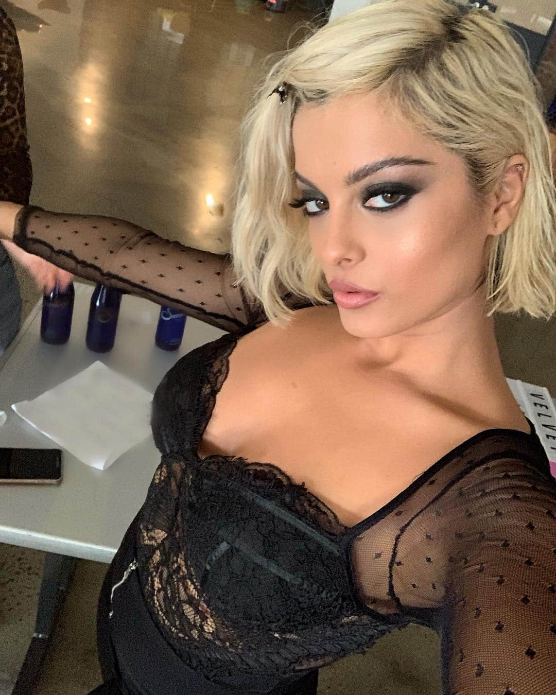 Bebe Rexhaさんのインスタグラム写真 - (Bebe RexhaInstagram)「On set yesterday. Working on some super exciting things for the fall. 🙇🏼‍♀️ 🍁」3月31日 6時29分 - beberexha