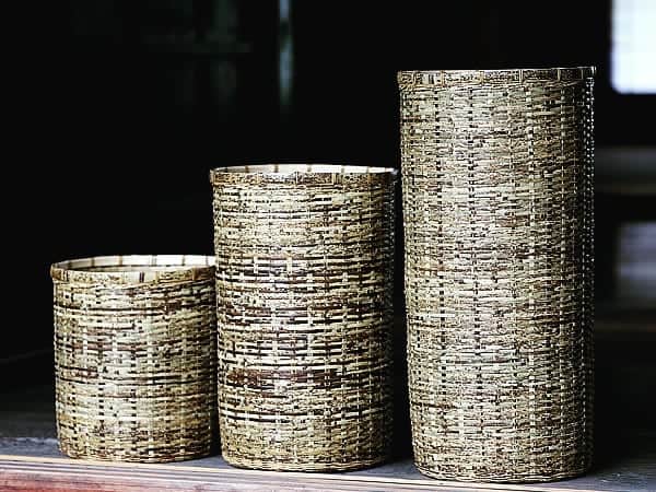 竹虎さんのインスタグラム写真 - (竹虎Instagram)「竹文化振興協会発刊「竹」に寄稿させていただきました。テーマは第11回世界竹会議メキシコ基調講演「日本唯一の虎竹と共に100年、持続可能な地域資源活用」。 . 竹が日本人の暮らしに深く関わってきたと言うことは漢字を見てだけでも分かります。「籠」「笊」はもちろんですが、「箸」「竿」「箱」「筆」「筒」など実に多くの漢字に「竹」が付いているのです。 . そして、そんな漢字の中に「笑」という文字があります。この「笑」という文字は、「竹」に「二人」という漢字で構成されます「笑」＝「竹」+「二人」。つまり、竹とあなたと私で笑顔になると言う事です。竹は古の昔から人々の生活に役立ち、笑顔を創って来られたからこそ「笑」という感じが生まれたのだと思います。 . これからの未来に向けても、竹が人を笑顔にする存在であり続けられるようにするのが自分達の使命です。 . #竹虎 #虎斑竹専門店竹虎 #山岸竹材店 #竹虎四代目 #TAKETORA #竹屋 #竹製品 #竹細工 #竹工芸 #竹 #bamboo #虎竹 #真竹 #青竹 #白竹 #淡竹 #孟宗竹  #竹文化振興協会発刊「竹」 #第11回世界竹会議メキシコ基調講演 #持続可能 #地域資源 #サスティナブル #WBC #虎竹ロングチリ箱」3月31日 6時29分 - taketora1894