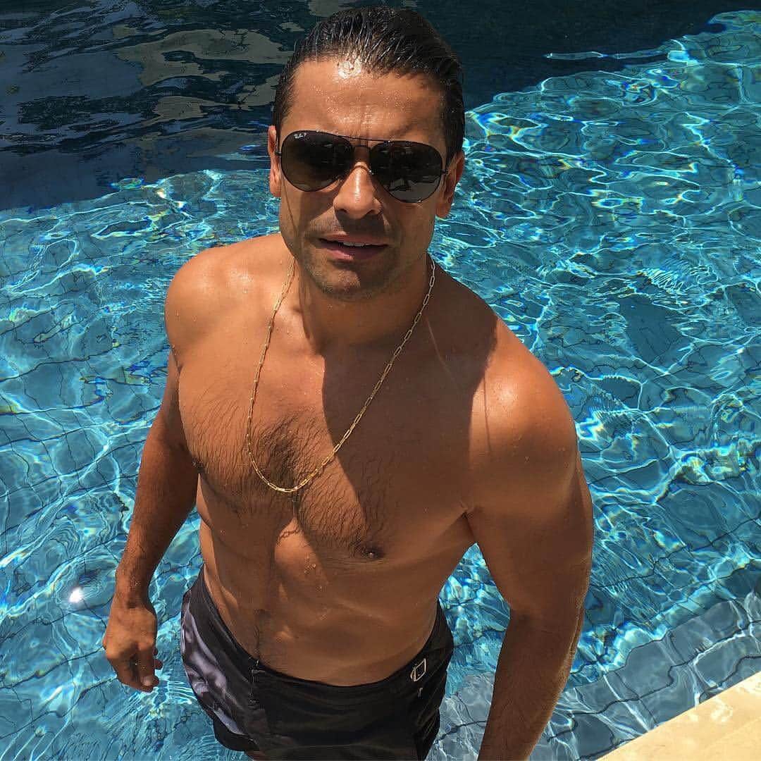 E! Onlineさんのインスタグラム写真 - (E! OnlineInstagram)「Here's a Mark Consuelos with his shirt off appreciation post for his 48th birthday today. You're welcome. (📷: @kellyripa)」3月31日 6時31分 - enews