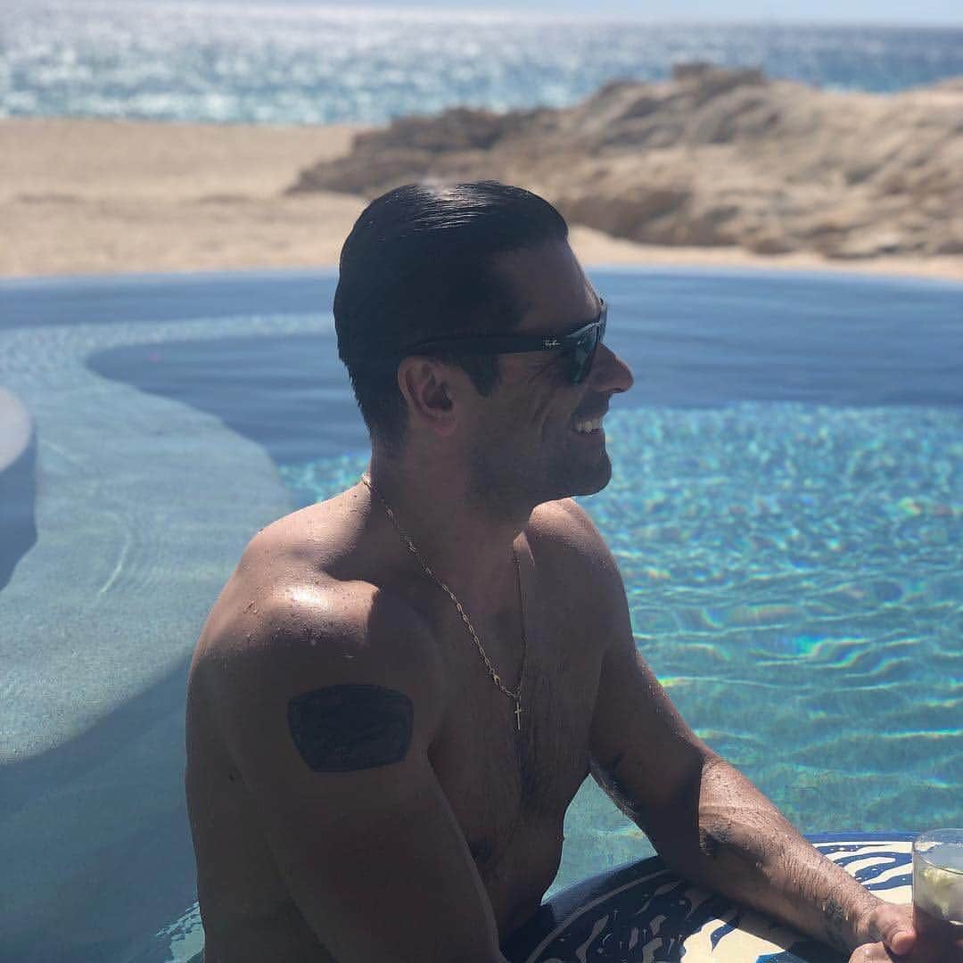E! Onlineさんのインスタグラム写真 - (E! OnlineInstagram)「Here's a Mark Consuelos with his shirt off appreciation post for his 48th birthday today. You're welcome. (📷: @kellyripa)」3月31日 6時31分 - enews