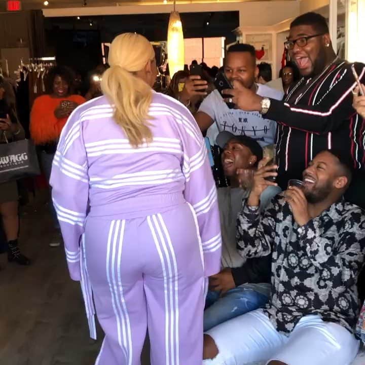 ネネ・リークスのインスタグラム：「Thank you guys so much for stopping by shopping and literally checking on me! This boutique has been packed like this all day. Even had someone drop off a cake and balloons today❤️ The love is real #HBIC #love #lifeofnene PS: i look thick n this video 😩」